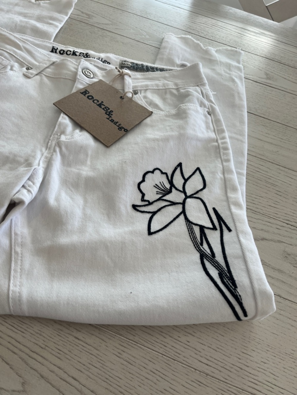 Rocks & Indigo White Floral Embroidered Jeans - Picture 3 of 8